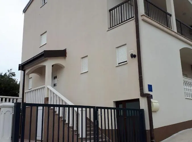 Madzari - Ciovo - Pool Трогир